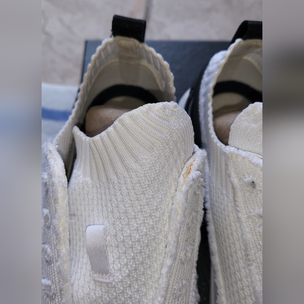 CHANEL White Sneakers Modern Minimalist Design - Picture 3 of 5